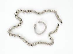 Africain : 2 Bijoux d'Afrique du Nord en métal argenté : 1 collier  + 1 bracelet