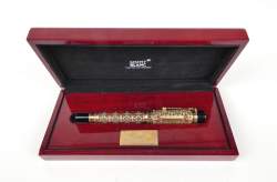 Objets : Mont Blanc (2) : Stylo plume modèle - Sémiramis - en résine noire et plaqué or rehaussé d'émail rouge plume en or jaune 18K circa 1996 écrin (acc) +encrier