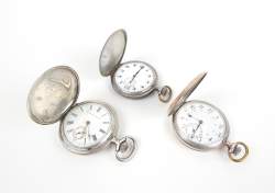 Bijou : Montre de gousset savonnette 3 cuvettes en argent mvt à remontoir (en état , usures) (3) dont 1 en argent niellé et 1 non magnetic