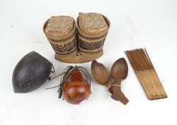 Africain : Lot ethnographique du Congo dont : cuillères , peignes , paniers , noix de coco gravée. (6pcs)