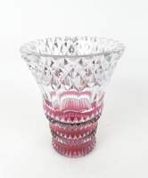 Verrerie: Vase en cristal taillé signé Val Saint Lambert (leg egr) monogrammé PU