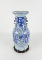 Asiatique: Vase en porcelaine de Chine fin 19eS décor d'un camaïeu bleu de fleur