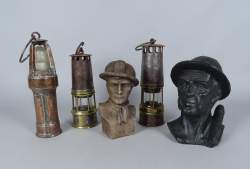Collection : (5) 2 lampes de mine type Arras , 1 lampe de mine électrifiée , 2 têtes de mineur en terre cuite dont 1 monogrammée D.M.