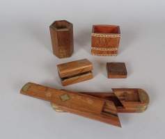 Objet : 5 objets en bois marqueterie de cuivre : plumier , 2 boîtes , 2 porte - cigarettes