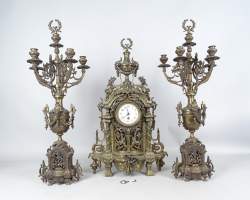 Horlogerie: garniture de cheminée en bronze ajouré a/ mvt rond (clef) et paire d