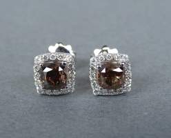 Bijou: Paire de boucles d'oreilles en or blanc 18K serties d'un diamant central