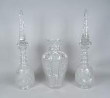 Verrerie: (3) Paire de carafes décoratives a/ bouchons et Vase en cristal taillé