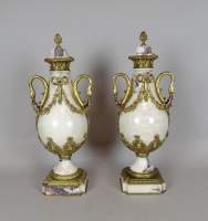 Objet: paire de cassolettes en marbre et bronze doré 20eS H:55cm