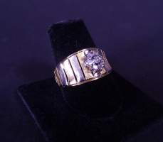 Bijou: Bague en or bicolore 18K sertie de diamants pour 0,12cts TDD: 57 P: 5,9gr