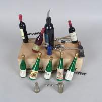 Collection: 11 tire-bouchons publicitaire en forme de bouteille: 7 simples a/ ai