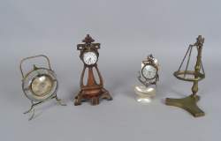 Horlogerie: 4 porte-montres anciens a/ 2 montres de gousset en argent double cuv