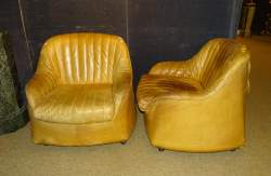 Meuble: Paire de fauteuils vintage en cuir ligné (ds l'état)