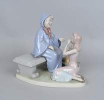 Céramique : Sujet en porcelaine de Lladro - Cendrillon et sa grand - mère -