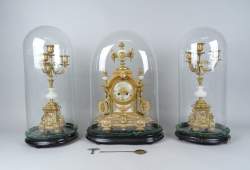 Horlogerie : garniture de cheminée en régule doré et albâtre mvt de Paris à sonnerie Veuve A. Commun à partir de 1870 sous globes