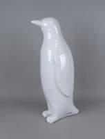 Sculpture : - Pingouin - en résine signé D.V.M.