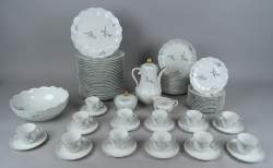 Céramique : (64) Service à thé et partie à dîner en porcelaine de Limoges A.Giraud&Brousseau mod Eglantine