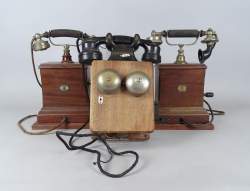 Scientifique : Téléphone ancien (3) : 2 ATEA en acajou et 1 en chêne