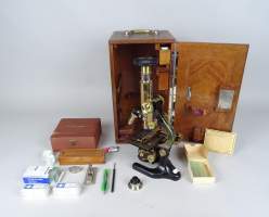 Scientifique : Microscope en bronze et accessoires E. LEITZ Wetzlar Num 94364 dans son coffret en bois