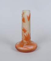 Verrerie : établissements Gallé : petit vase soliflore en verre multicouche dégagé à l'acide signature à l'étoile GALLE Emile