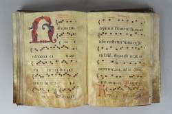 Livre liturgique dit antiphonaire en latin très ancien , manuscrits de plusieurs mains sur vélin de +/ - 91 pages (ds l'état)