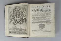 Livre : BOUSSU G - J - Histoire de la ville de Mons - 1725 chez VARRET Jean - Nicolas a/ vue frontispice et vue cavalière de Mons dépliante