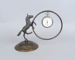 Horlogerie : Porte-montre de gousset en métal patiné - cheval cabré - avec montre de gousset (ds l'état)