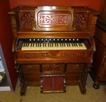 Meuble : Harmonium Smith American Organ and Piano Boston USA en acajou (fonctionnement à vérifier)