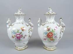 Céramique : paire de potiches couvertes en porcelaine française peint à la main (rest couvercle)