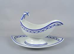 Céramique : Saucière et présentoir en porcelaine de Tournai décor guirlande à l'anneau a/ tete d'aigle