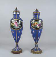 Céramique : paire de cassolettes peintes à la main décor signé CHANELE décorateur chez Jules TIELES (1er/quart 20eS)
