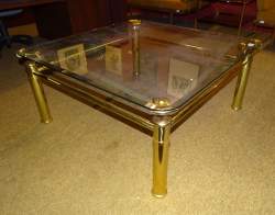 Meuble vintage : table de salon métal doré et glace biseautée