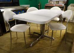 Meuble vintage : table à diner finition blanche pied chromé et 4 chaises en skaï blanc pieds chromés