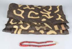 Africain : Tissu KUBA Nchalk et colllier en perles de verre imitant le corail