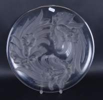 Verrerie: coupe ronde en verre moulé pressé -Plat aux orchidées- signature apocr