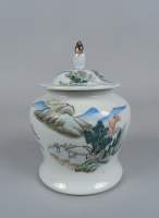 Asiatique: potiche couverte en porcelaine chinoise peinte de paysages animés 18e