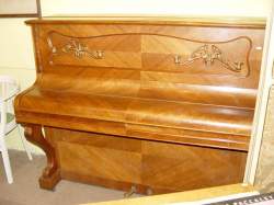Piano droit Art Nouveau en noyer de marque Pleyel