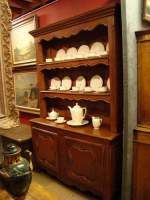 Meuble vaisselier de style Louis XV en chêne 2 portes médaillons dessus étagères