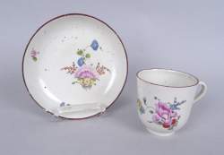 Céramique : Tasse et sous - tasse en porcelaine de Strasbourg marque en bleu décor de fleurs polychrome