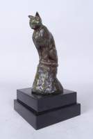 Sculpture Bronze patine verte - Chat assis - monogrammé (Illisible) début 20eS
