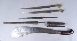Armes : Grand coutelas oriental + 2 flissa marocains + 2 lames de dagues (ds l'état) + Chape de fourreau