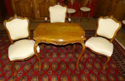 Meuble: (4) table de milieu Napoléon III en noyer + fauteuil + 2 chaises tissu