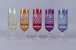 Verrerie: 5 verres en cristal de couleurs sur pied