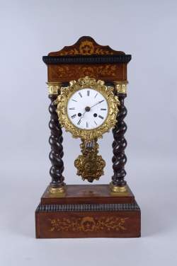 Horlogerie : Horloge pendule portique à colonnes mvt à sonnerie marqueterie de palissandre et bronze doré 1è moitié 19èS (dans l'état)