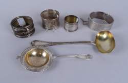 Argenterie : objets en argent dont passe-thé, cuillère à sauce, bracelet ciselé