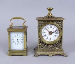 Horlogerie : Pendulette de voyage en laiton (En état) (2) : 1 cadran Elliott & son London (Rest) et réveil (cadran acc)