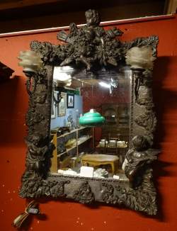 Meuble : Miroir composite patiné décor d'angelots avec appliques (acc ds l'état)