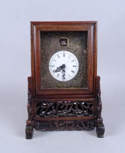 Horlogerie : Horloge pendule à poser chinois en bronze ciselé et acajou sculpté 19eS mouvement à sonnerie (Ds l'état)