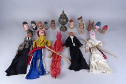 Jouets : Théâtre de guignol 14 marionnettes + 9 têtes et nombreux accessoires