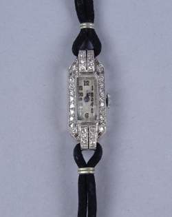 Bijou : Montre bracelet de dame ART DECO en platine sertie de diamants mouvement à remontoir (en état)