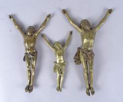 Objets: Christ en bronze (3): mosan 18eS H:21cm 18eS H:27cm et H:31cm